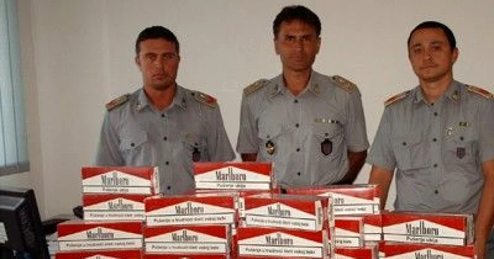 Italia: 105 kilograme de ţigări de contrabandă confiscate de la un român