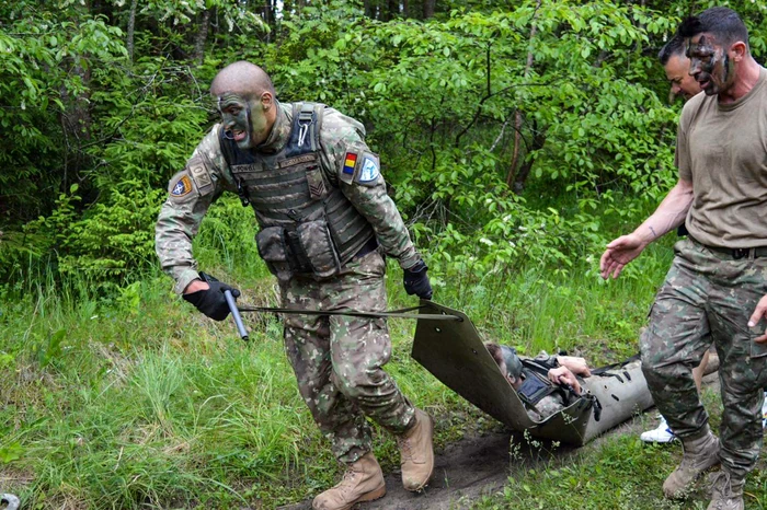 
    ”Scorpionii albaștri” au trecut prin mai multe probe dure pe timpul concursului desfășurat între aliații NATOFotografii: Ministerul Apărării  