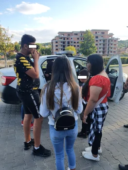 Copilaşi şi părinţii lor agresaţi cu pietre spray paralizant şi rozete de box de adolescenţi violenţi în Râmnicu Vâlcea Foto Adevărul