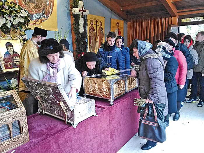 Falsul călugăr zicea că are în cutiuţe moaştele unor sfinţi vindecători