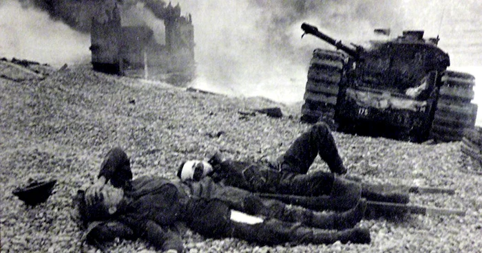 Imagine din al Doilea Război Mondial, de pe plaja staţiunii franceze Dieppe FOTO: Arhiva Reuters