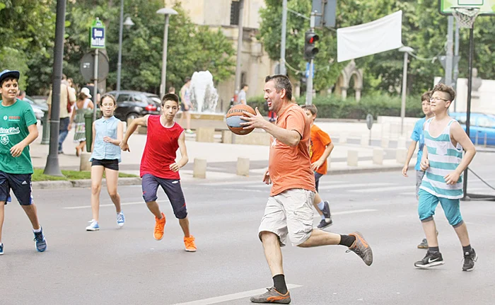 Copiii s-au înghesuit să joace badminton Foto: Dorin Constanda