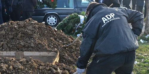 Din cauza unor erori ale medicilor, crime şi sinucideri au ajuns îngropate JPG