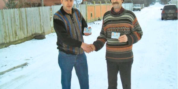 Viorel (stânga) şi Corneliu sunt vecini, dar unul stă la oraş, iar altul la ţară  