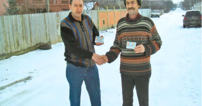 Viorel (stânga) şi Corneliu sunt vecini, dar unul stă la oraş, iar altul la ţară
