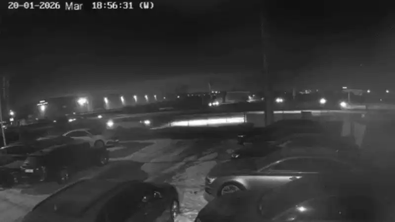 Momentul șocant în care un autoturism a fost lovit de tren pe ruta București Vest - Chiajna. Victima a fost extrasă inconștientă