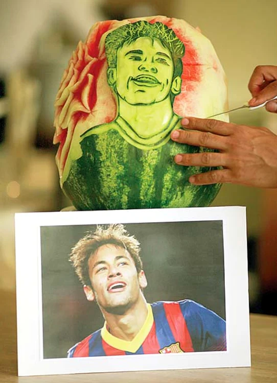 Bucătarul Rogerio Holanda, în timpul  sculpturii dedicate  lui Ronaldo (FOTOGRAFII: Reuters)