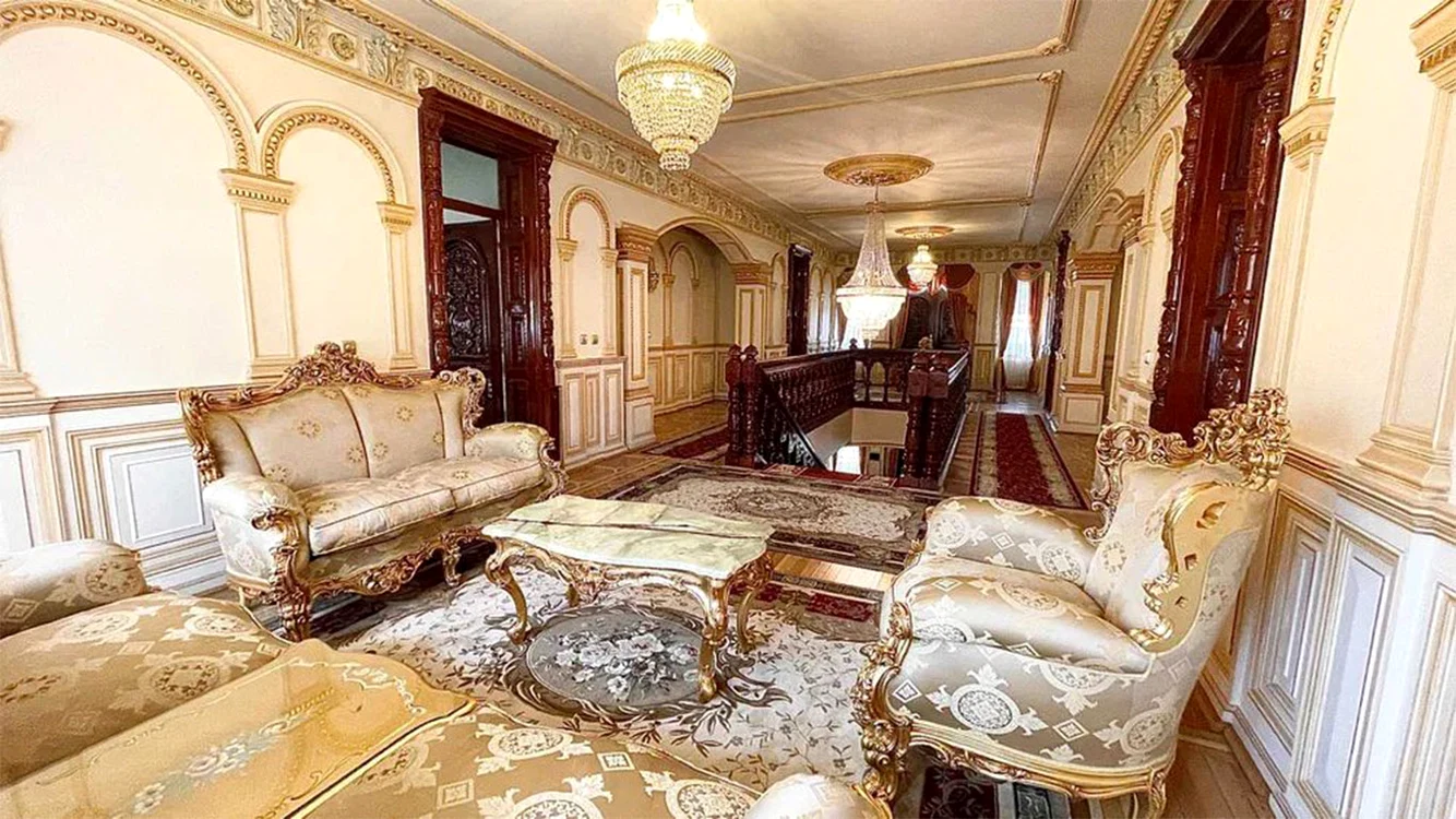 Mai multe stiluri au fost îmbinate în decorarea vilei