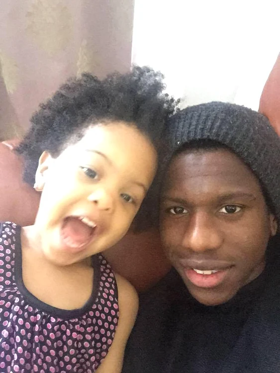 
    Jucătorul dinamovist Patrick Ekeng a murit, vineri seară, la 26 de ani, după ce s-a prăbuşit pe teren, la meciul cu FC Viitorul  