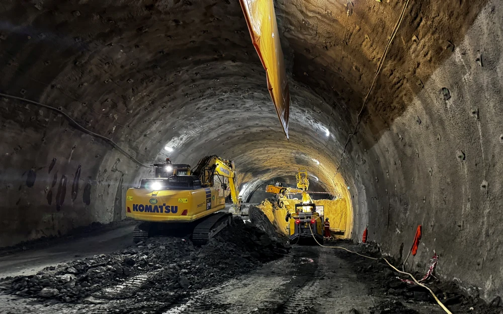 Lucrări la tunelurile de pe Autostrada Lugoj - Deva. Foto DRDP Timișoara