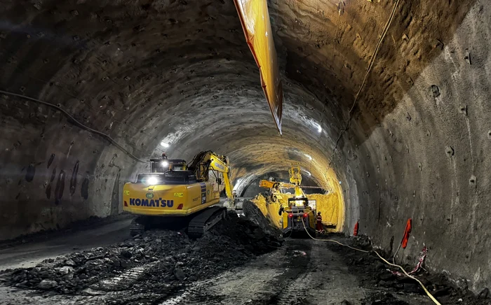 VIDEO Autostrada cu tuneluri din vest, gata în 2026? Lucrările sunt la jumătate: „Până la sută la sută mai e mult”
