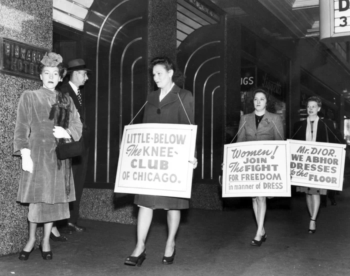 Un grup de femei protestează faţă de fustele lungi promovate de Dior (Chicago,  1947)