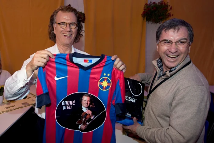 Andre Rieu a primit două tricouri de la Valeriu Argăseală FOTO Marcel van Hoorn