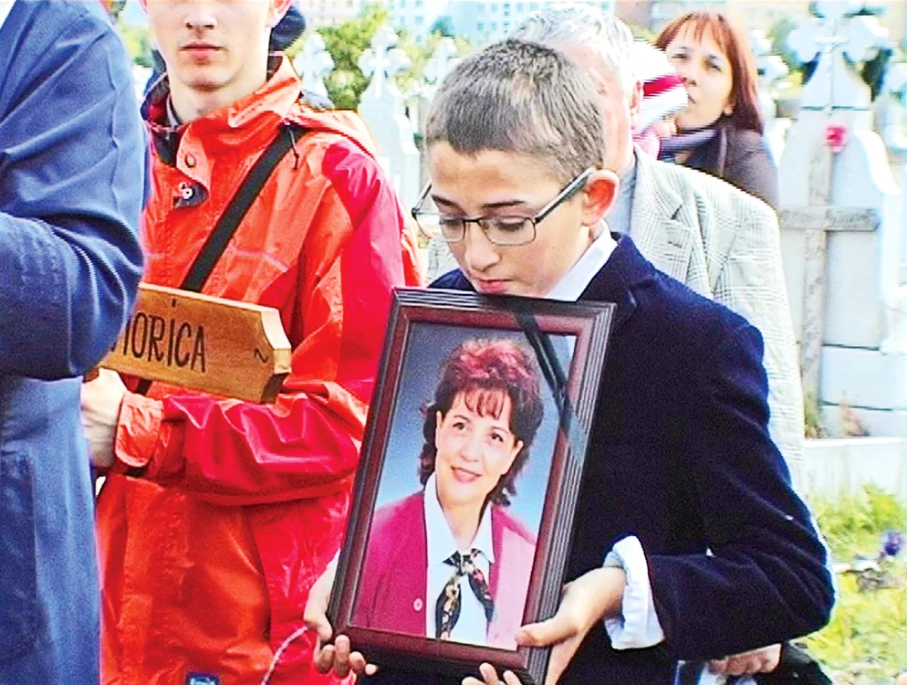 Elevii dela Colegiul “Remus Răduleţ” şi-au condus profesoara pe ultimul drum