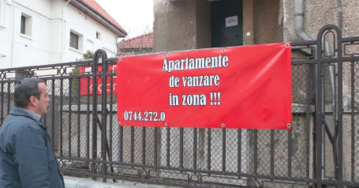 Clienţii cu restanţe riscă să-şi piardă casele puse drept garanţie la contractarea creditului