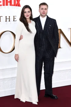 Meg Bellamy și Ed McVey joacă rolurile lui Kate Middleton și Prințului William în The Crown