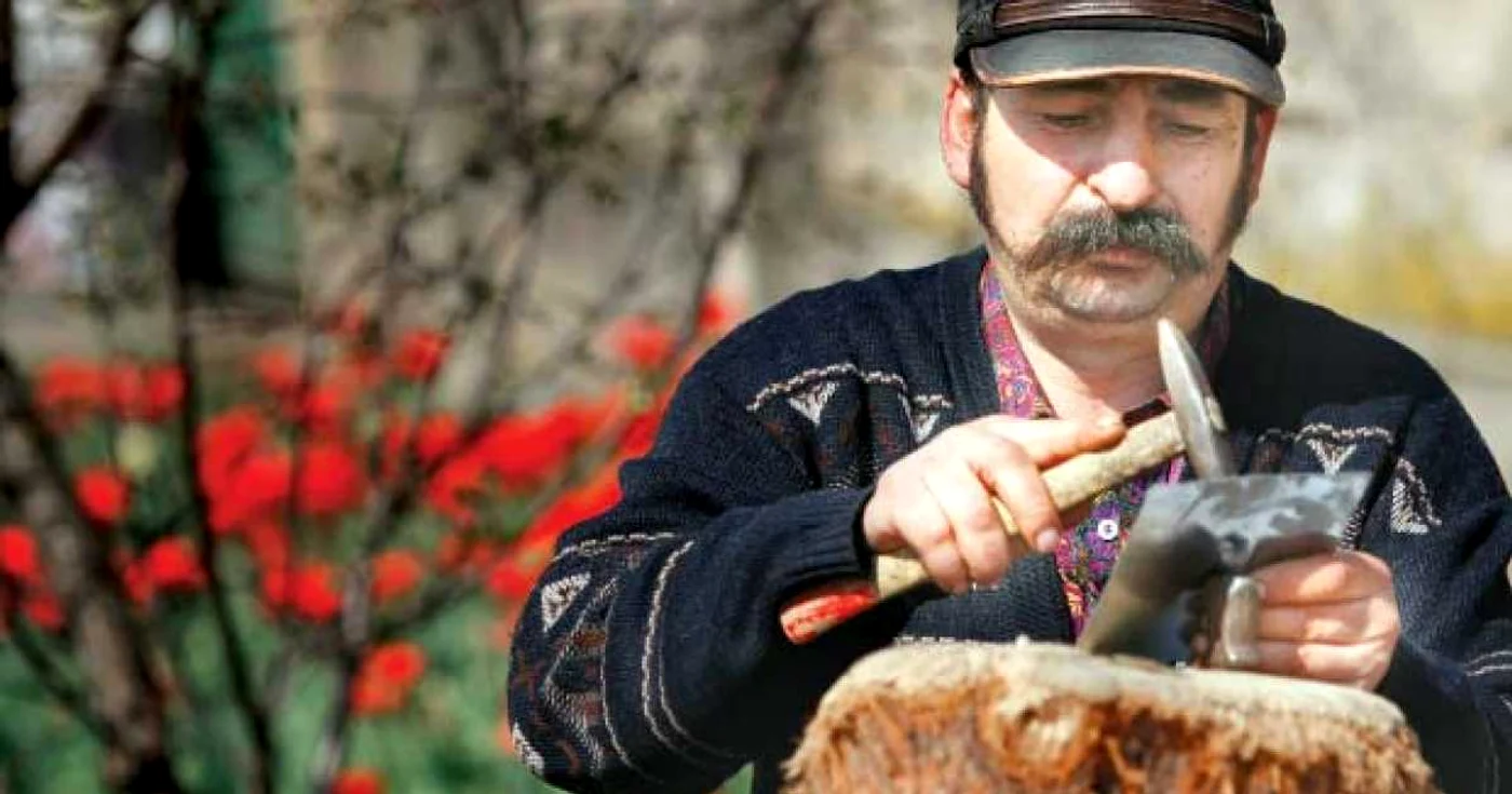 În doar 15  minute, între lalelele roşii aprins, Gamy a sculptat portretul străbunicului său, fără să aibă în faţă vreo fotografie