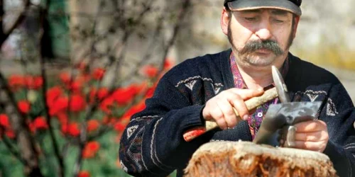 În doar 15  minute, între lalelele roşii aprins, Gamy a sculptat portretul străbunicului său, fără să aibă în faţă vreo fotografie  