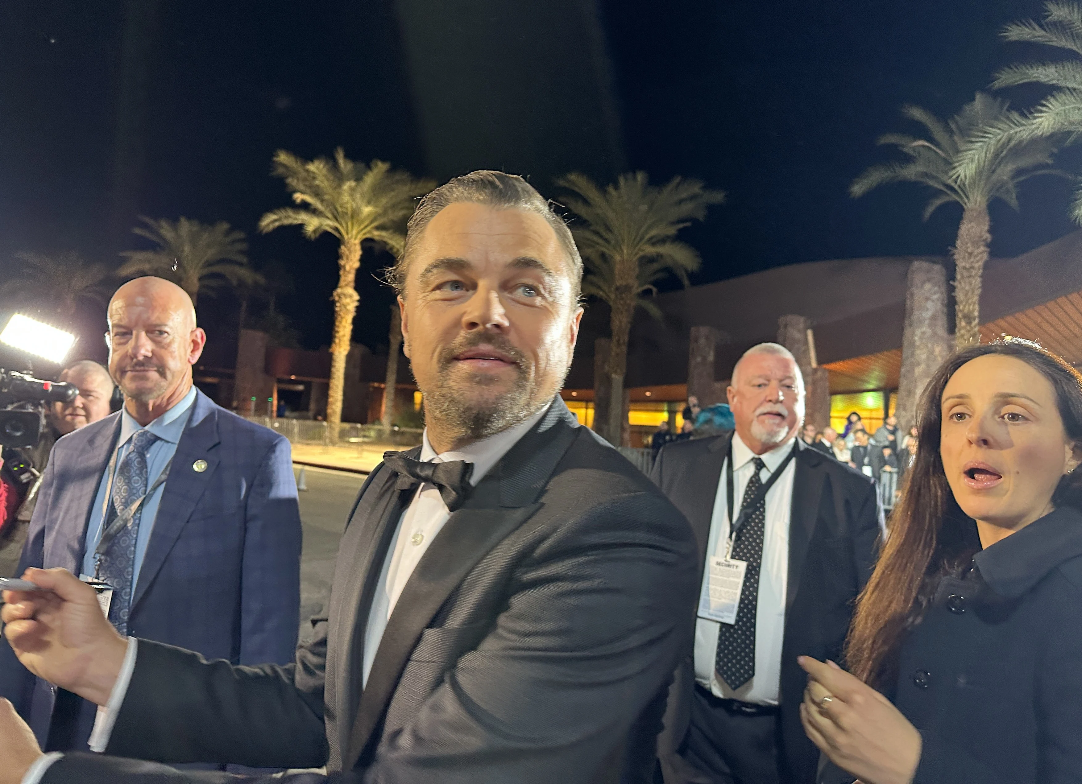 Leonardo DiCaprio, împiedicat de agenții de securitate la Globurile de Aur să revină la locul său. A încălcat o regulă strictă