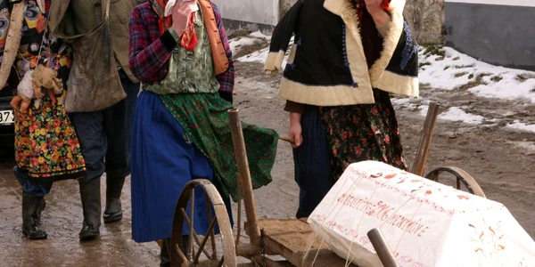 Sicriul alb este însoţit de alaiul colorat pe uliţele satului Foto: Mihai Lazăr