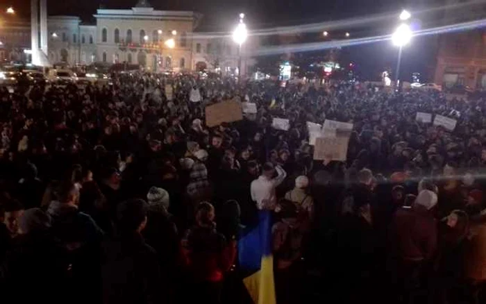 Peste 1000 de persoane s-au strâns în Piaţa Unirii în jurul orei 20.00 FOTO: Florina Pop