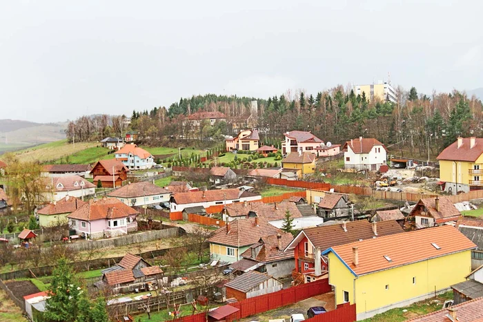 De pe geam, soțul Nicoletei Luciu își poate vedea casa