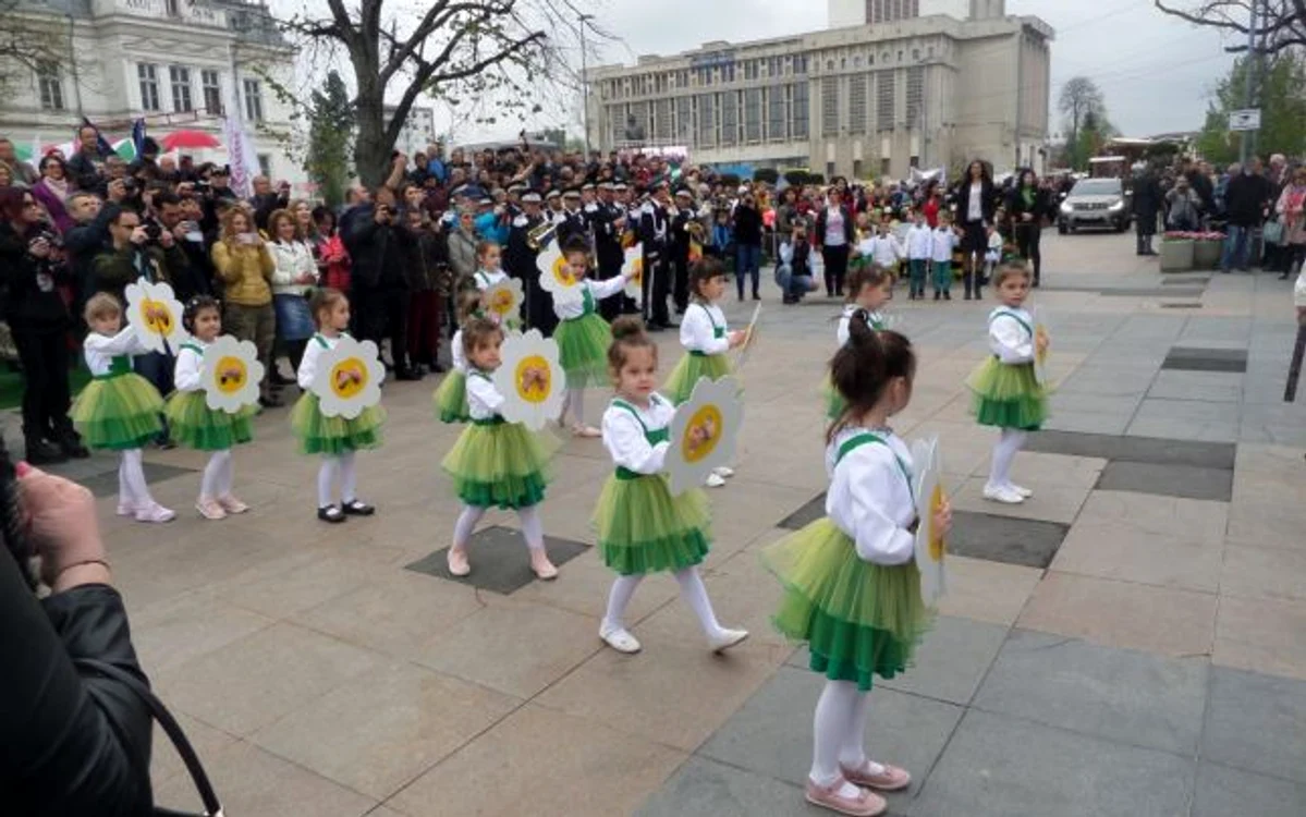 Mulţi copii au fost puşi să danseze şi să defileze îmbrăcaţi doar în cămăşi sau tricouri FOTO: Denis Grigorescu