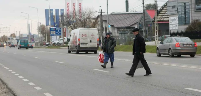 Pietonii sunt nevoiţi să treacă strada neregulamentar