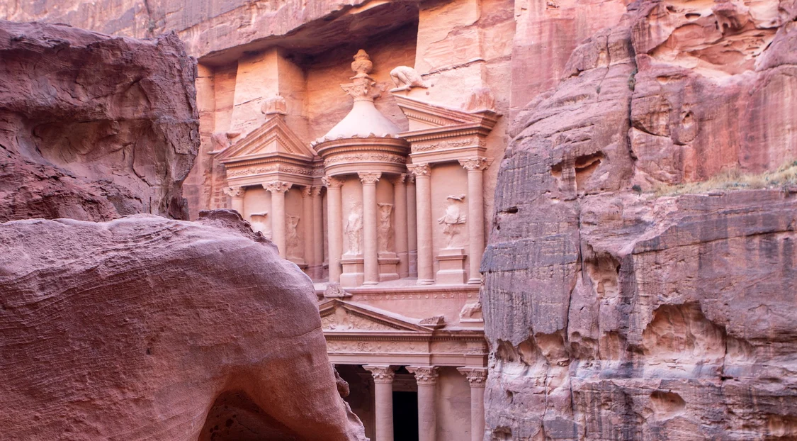 Petra, orașul antic sculptat în stâncă, una dintre cele 7 minuni ale lumii moderne / foto: Pixabay