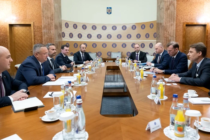 Nicolae Ciucă şi reprezentanţii Camerei de Comerţ şi Industrie Românp-Germane FOTO Guvernul României