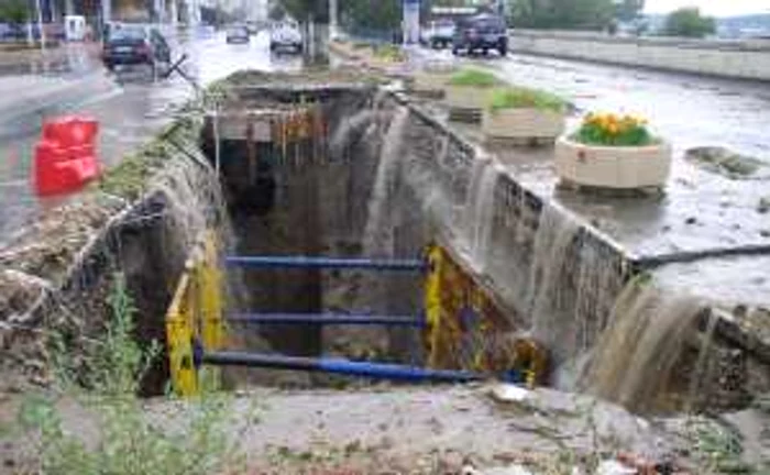 O cantitate impresionantă de apă s-a scurs în groapa din jurul canalizării