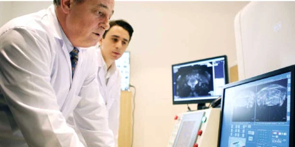 Medicul radioterapeut oncolog Nicolae Verga stabileşte zona de acţiune a ultrasunetelor