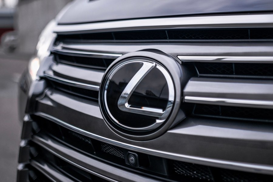 Furt de lux în 4 minute. Cum a reușit un hoț să dispară cu un Lexus dintr-un cartier din Brașov