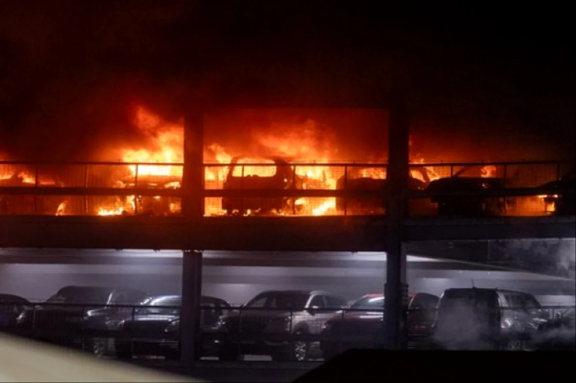 Incendiul uriaș de la Aeroportul Luton. Foto: Profimedia Images 