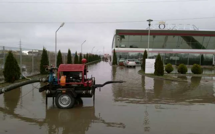 Apa a fost scoasă cu motopompe din curtea fabricii