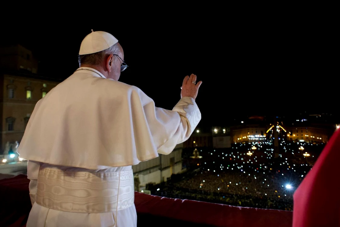 Bergoglio, la balconul Bazilicii Sfântul Petru de la Roma, după alegerea lui ca noul Papă al Bisericii Catolice, pe 13 martie FOTO Reuters