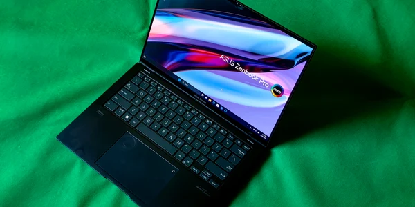 Asus Zenbook Pro 14 OLED foto Adrian Pogîngeanu jpg