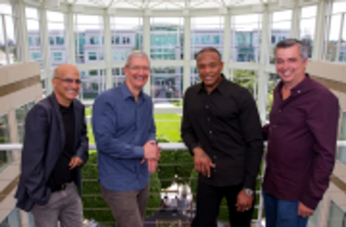 Tim Cook şi echipa de la Beats FOTO Apple