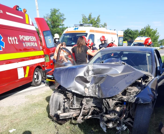 Un autoturism în care se aflau cinci femei a părăsit carosabilul şi a intrat într-un gard FOTO: martor