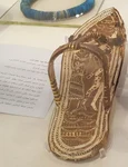 Sandalele lui Tutankhamon, expuse la Muzeul Egiptean din Cairo, în octombrie 2017 (© Ovedc / Wikimedia Commons)
