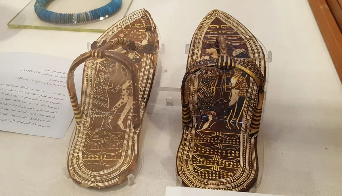 Sandalele lui Tutankhamon, expuse la Muzeul Egiptean din Cairo, în octombrie 2017 (© Ovedc / Wikimedia Commons)