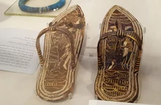 Sandalele lui Tutankhamon, expuse la Muzeul Egiptean din Cairo, în octombrie 2017 (© Ovedc / Wikimedia Commons)