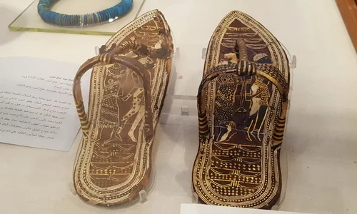 Sandalele lui Tutankhamon, expuse la Muzeul Egiptean din Cairo, în octombrie 2017 (© Ovedc / Wikimedia Commons)