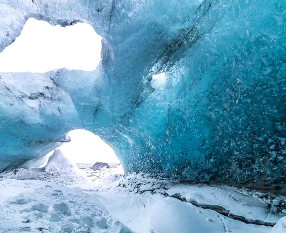Grota de cristale din ghiaţă face parte din gheţarul Vatnajökull din sudul  Islandei FOTO Julien Ratel