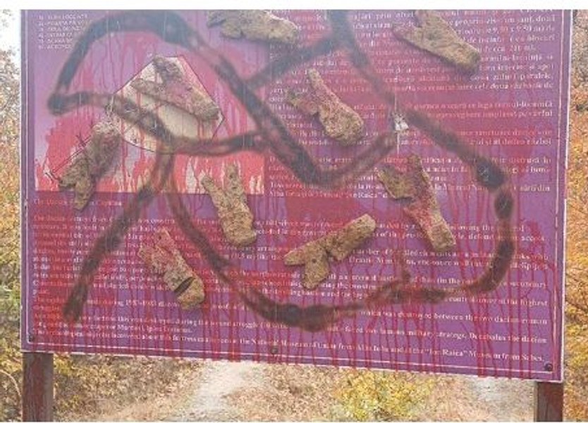 Ritual în stil satanic la cetatea UNESCO de la Căpâlna. Artefacte tăiate cu flexul și lipite de panoul de informare FOTO