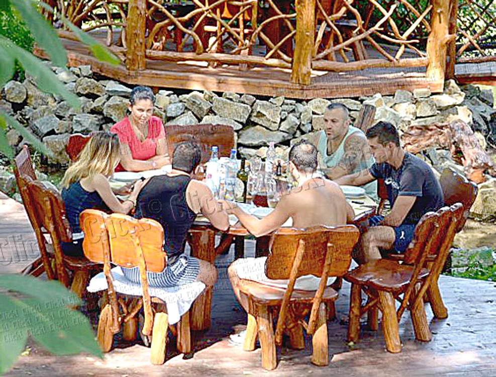 Au servit prânzul,  alături de grup,  în natură