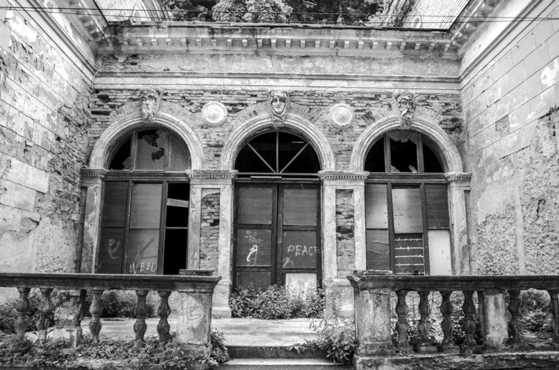 Degradare și abandon la Herculane jpeg