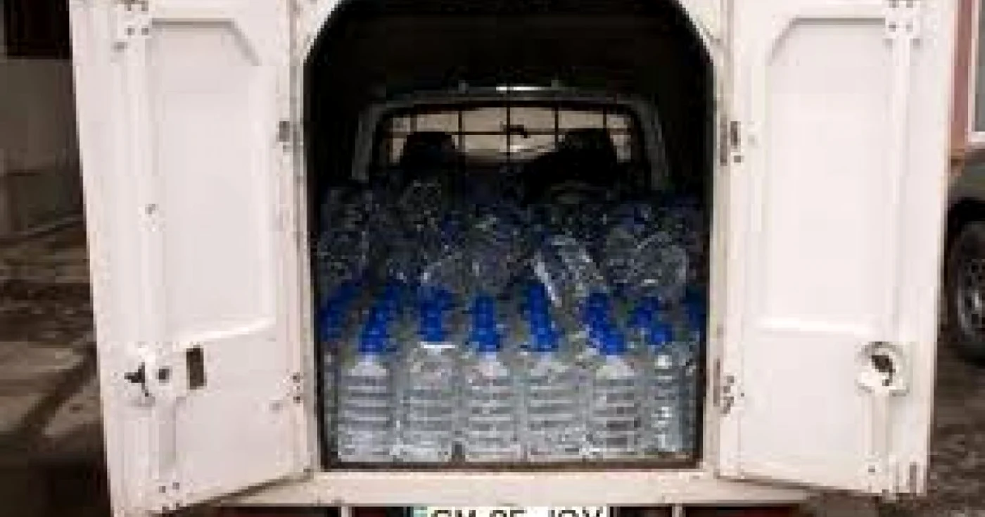 Maşinile cu care transportau alcoolul aveau spaţii special amenajate în acest sens (arhivă)