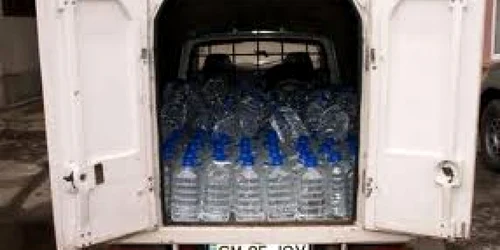 Maşinile cu care transportau alcoolul aveau spaţii special amenajate în acest sens (arhivă)