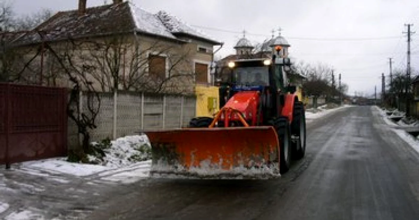 Utilajele acţioneză pentru deszăpezirea străzilor.